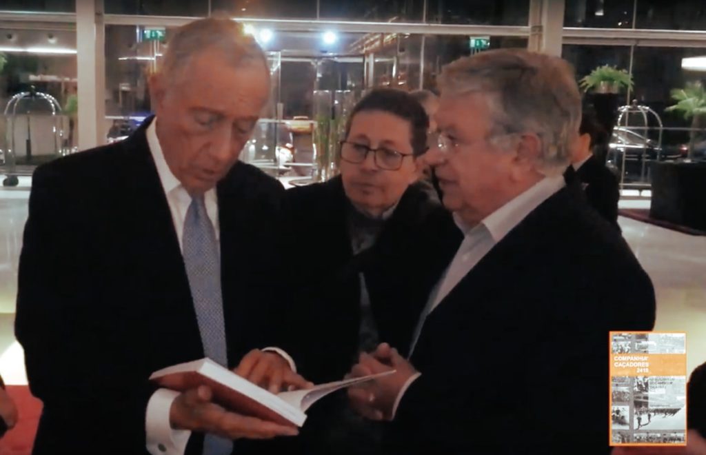 Fernando Carvalho, autor de "Companhia de Caçadores 2418", entrega o livro ao Presidente da República, Marcelo Rebelo de Sousa