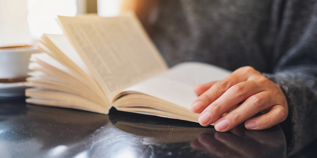 Pessoa a ler um livro durante o processo de publicação